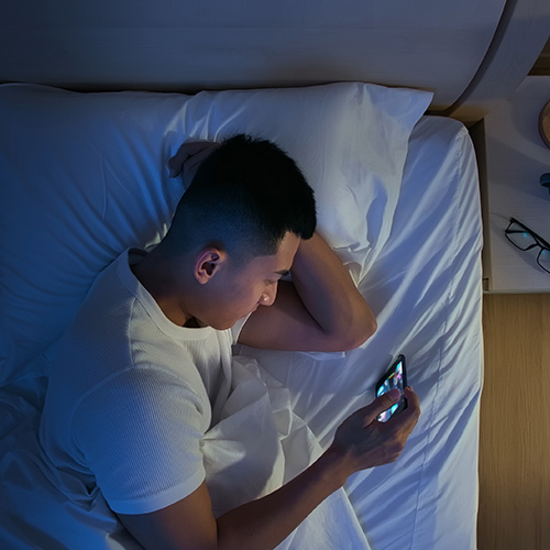 睡前滑手機？側躺滑最危險，恐短暫失明